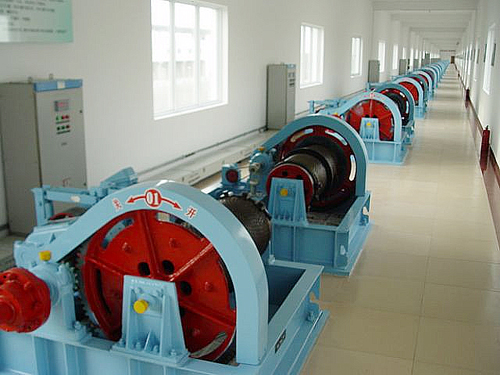 ＱＰＱ<strong>雙吊點(diǎn)卷?yè)P(yáng)式啟閉機(jī)</strong>